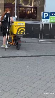 Девушка-курьер с инвалидностью вдохновляет в Астрахани